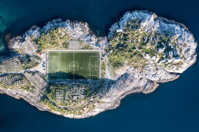 من بطل الدوري الانجليزي 2021؟