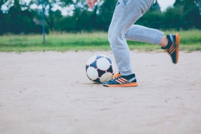 ما هي انديه الدوري الانجليزي؟